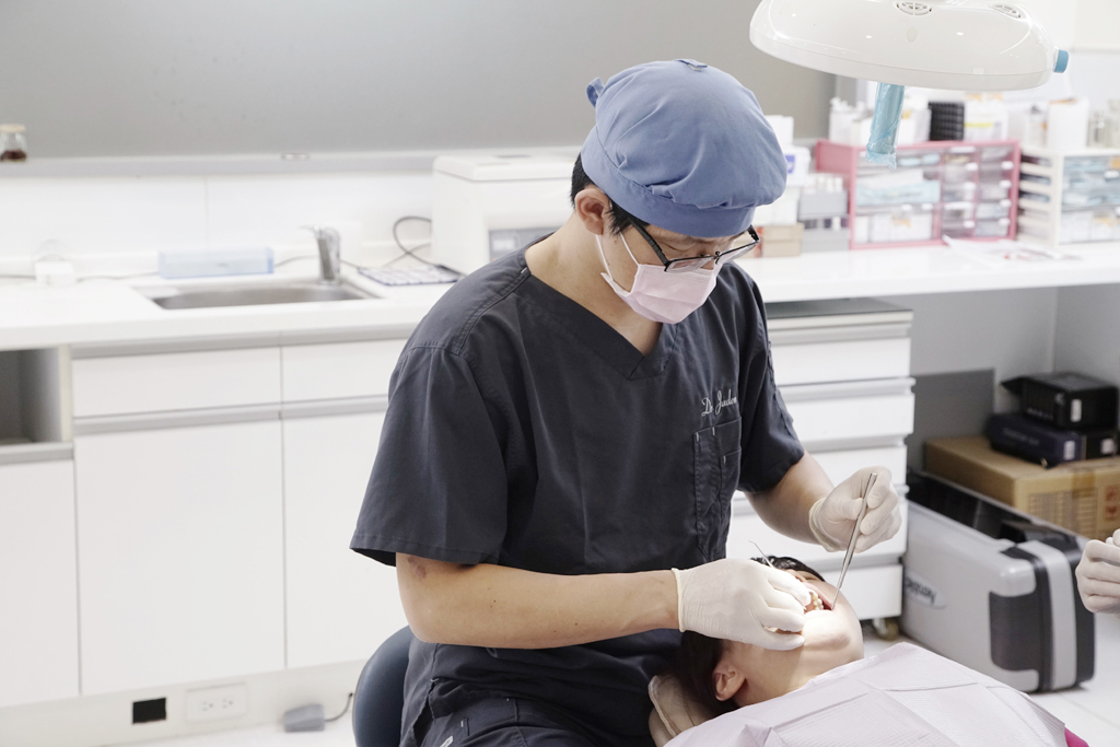 醫師評估全口植牙病患口腔狀況