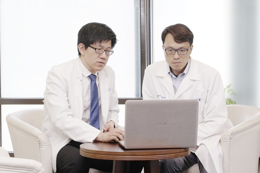 醫師討論全口植牙病患治療計劃