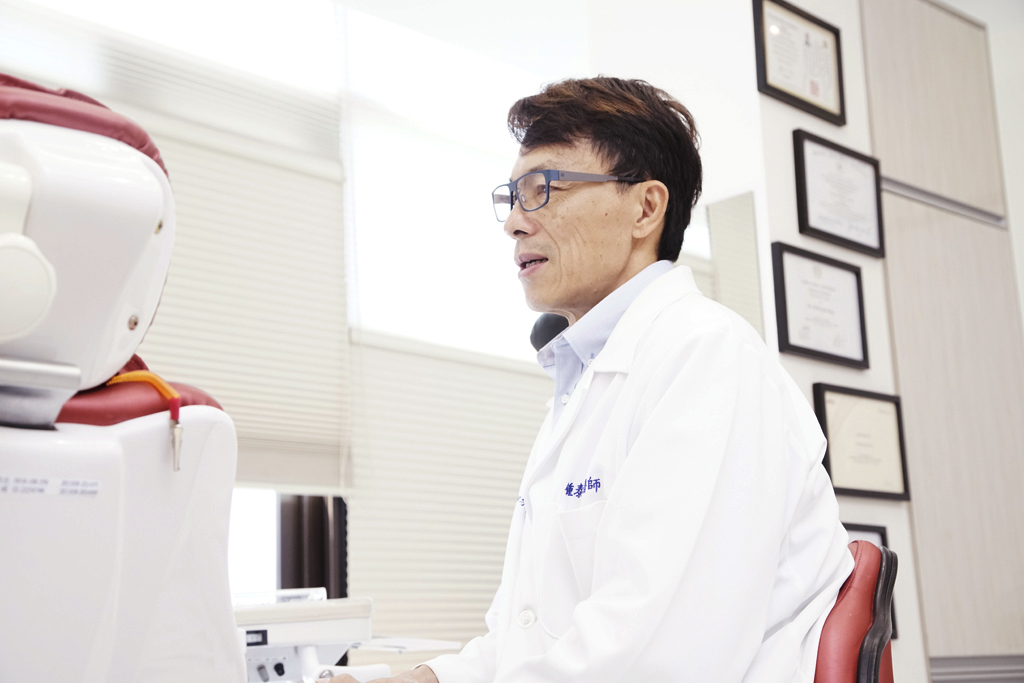 醫師諮詢全口植牙病患